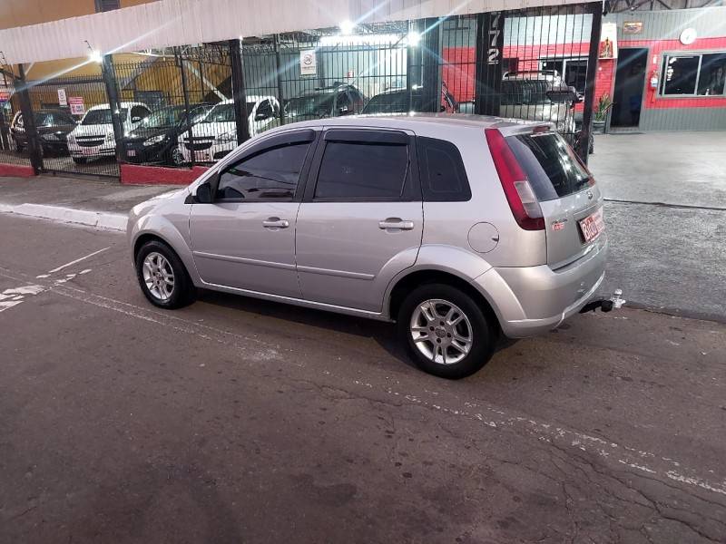 FORD - FIESTA - 2007/2008 - Prata - R$ 27.800,00