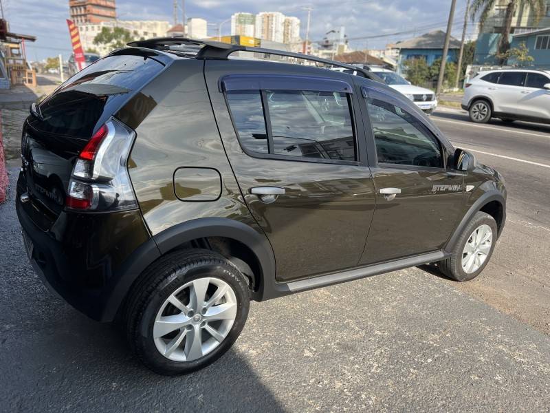 RENAULT - SANDERO - 2012/2013 - Verde - R$ 43.900,00
