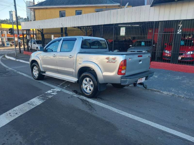 TOYOTA - HILUX - 2010/2011 - Prata - R$ 119.900,00