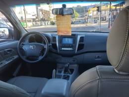 TOYOTA - HILUX - 2010/2011 - Prata - R$ 119.900,00