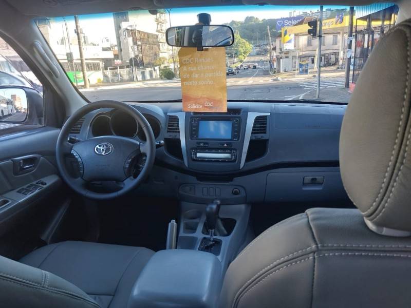 TOYOTA - HILUX - 2010/2011 - Prata - R$ 119.900,00