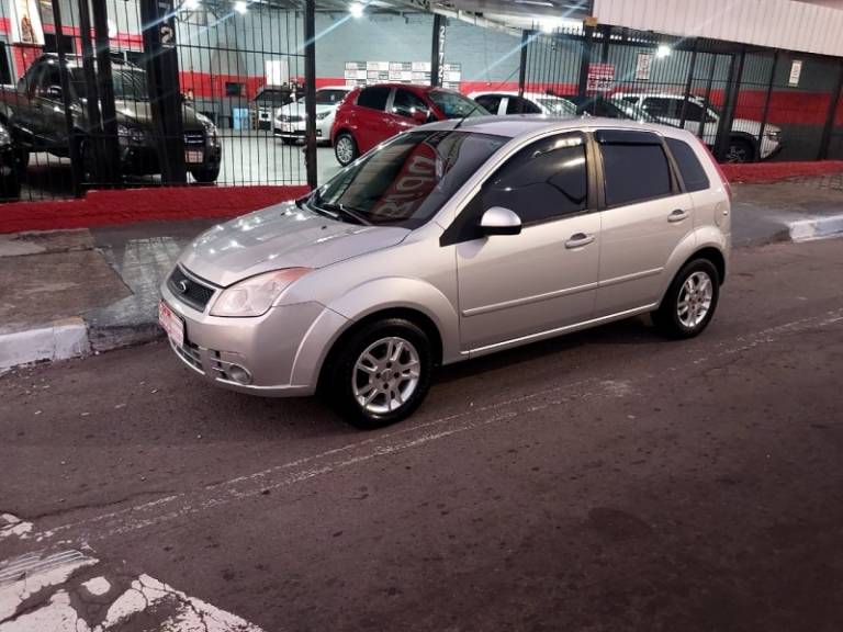FORD - FIESTA - 2007/2008 - Prata - R$ 27.800,00