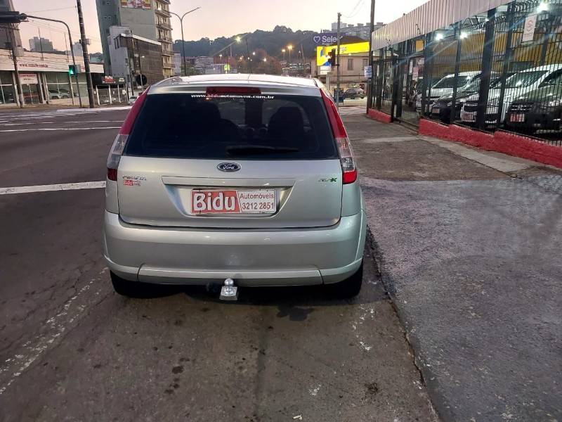 FORD - FIESTA - 2007/2008 - Prata - R$ 27.800,00