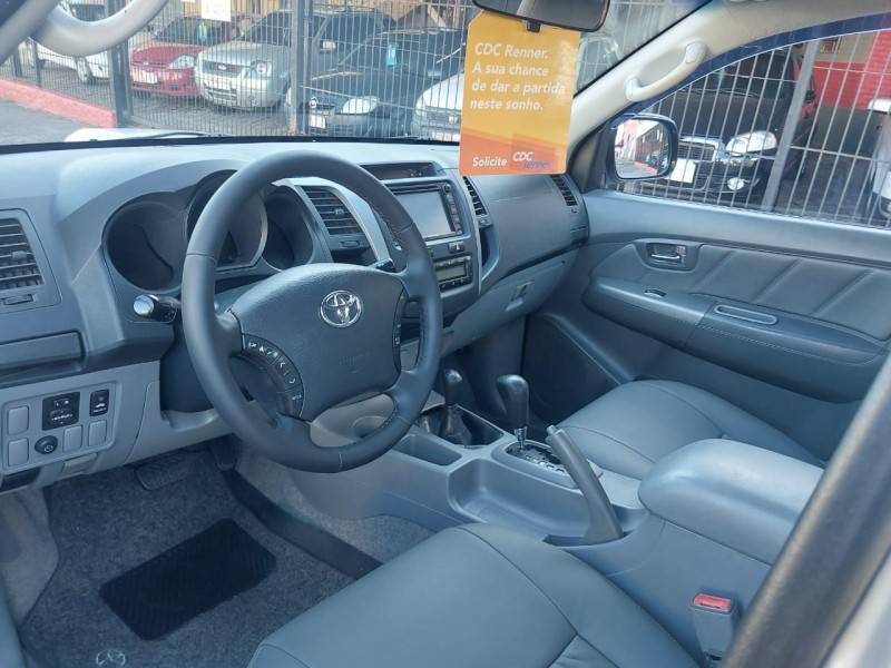 TOYOTA - HILUX - 2010/2011 - Prata - R$ 119.900,00