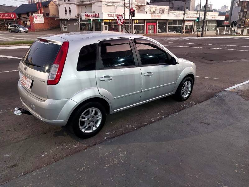 FORD - FIESTA - 2007/2008 - Prata - R$ 27.800,00