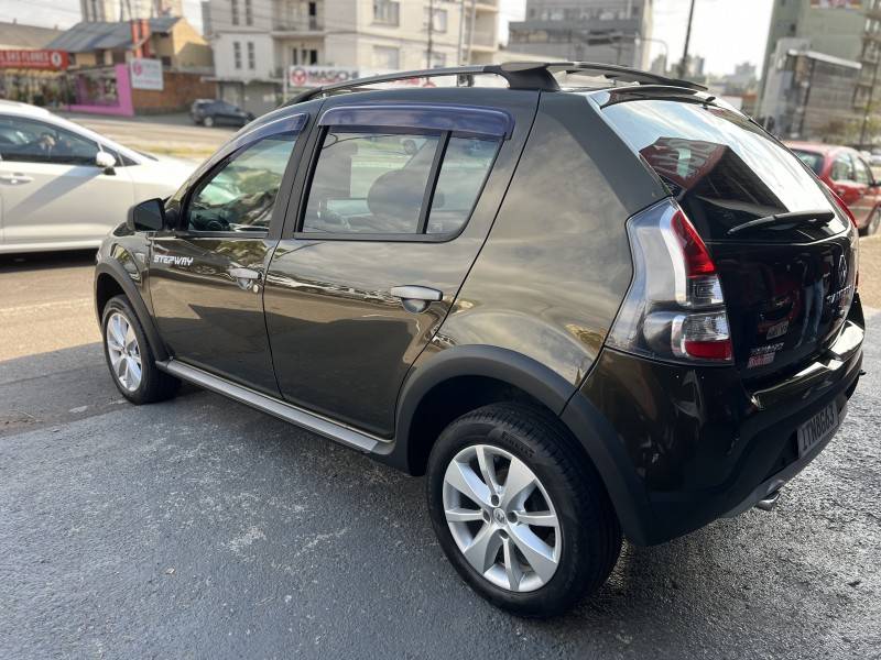RENAULT - SANDERO - 2012/2013 - Verde - R$ 43.900,00