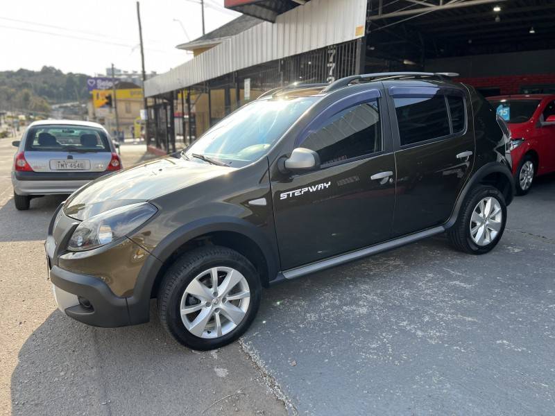 RENAULT - SANDERO - 2012/2013 - Verde - R$ 43.900,00