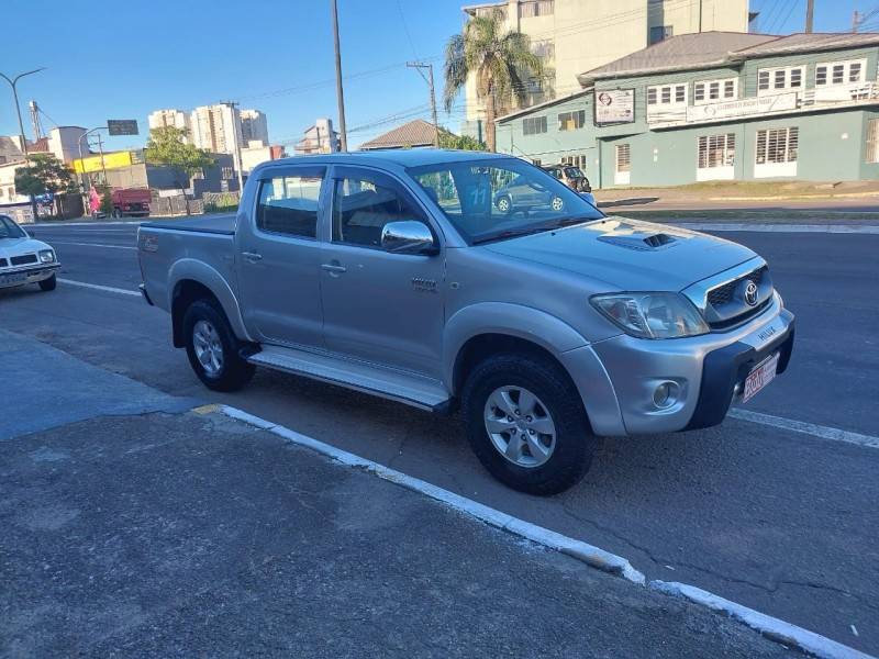 TOYOTA - HILUX - 2010/2011 - Prata - R$ 119.900,00